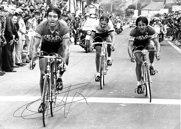 Marcel Tinazzi franchit en vainqueur la ligne d'arrivée du championnat de France 1977